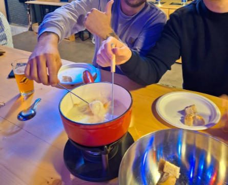 Caquelon de fondue savoyarde, pain et piques